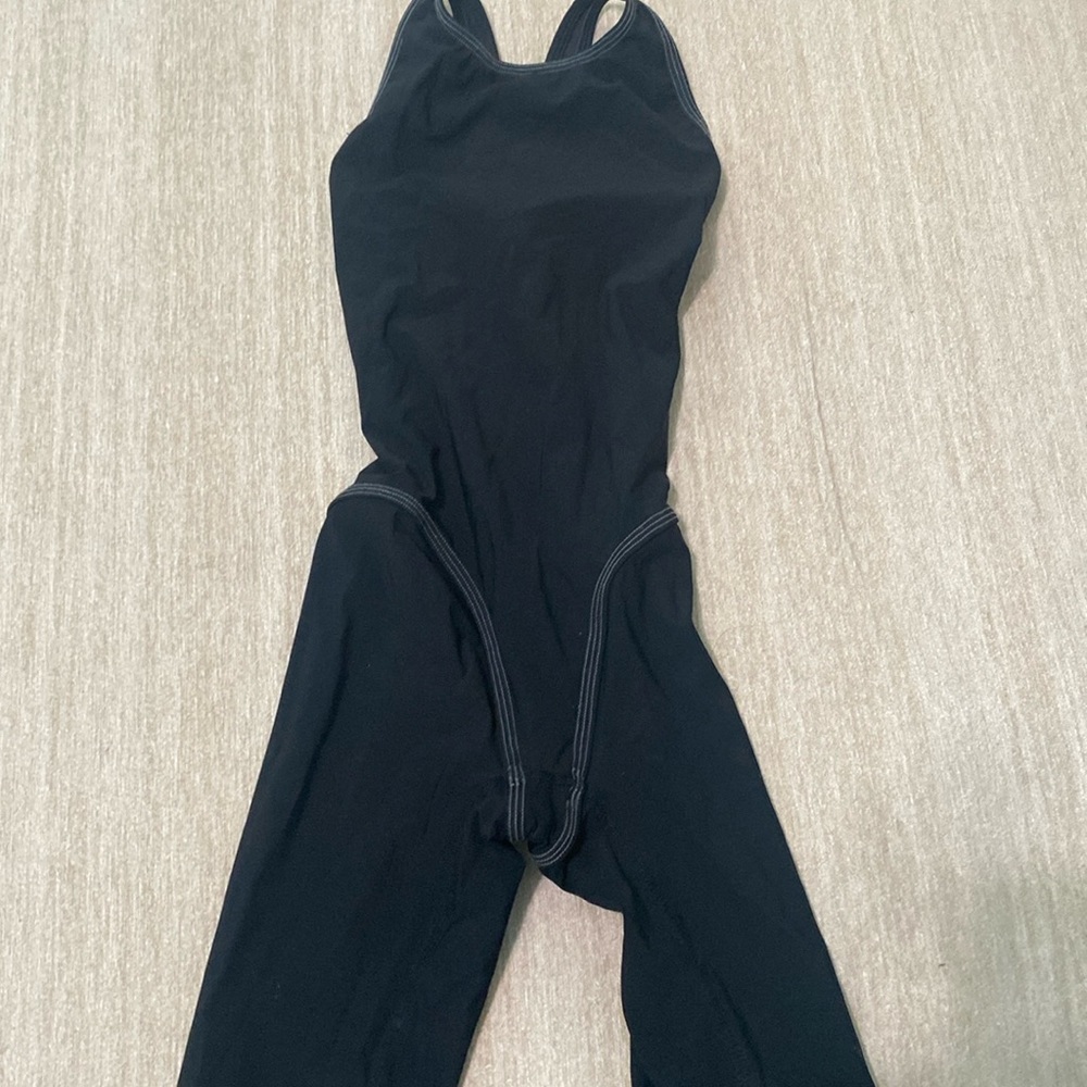 TYR KNEESKIN TECH SUIT SIZE 24